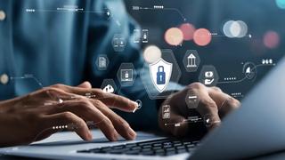 Hoàn thiện thể chế và tăng cường bảo vệ người dân trên không gian mạng 