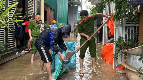 Sát cánh cùng nhân dân trong mưa lũ