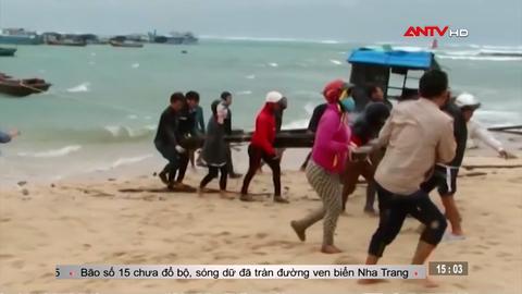 Sóng biển tràn lên đường phố Nha Trang xô ngã người đi đường