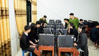 Lớp học công nghệ số ở trường làng