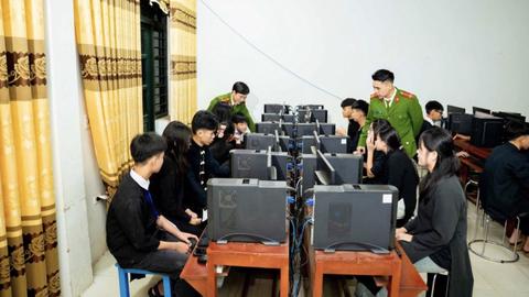 Lớp học công nghệ số ở trường làng