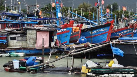 Nhiều địa phương cấm biển đề phòng bão số 15