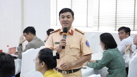 Sinh viên tìm hiểu pháp luật giao thông trên điện thoại thông minh