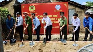 Khẩn trương xây nhà mới cho người dân vùng lũ kịp đón Tết