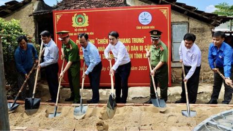 Khẩn trương xây nhà mới cho người dân vùng lũ kịp đón Tết