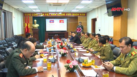 Bế giảng lớp bồi dưỡng nghiệp vụ báo chí cho cán bộ Bộ Công an Lào