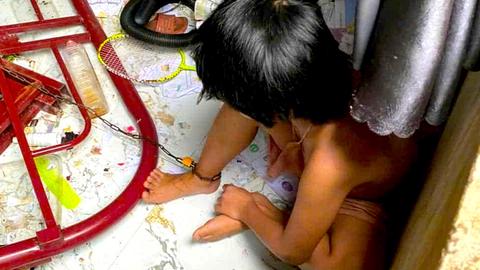 Công an triệu tập người cha xích chân con gái trong phòng