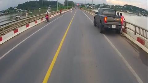 Xử phạt người phụ nữ dừng xe ô tô chụp hình trên cầu La Ngà