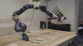 Robot hỗ trợ ghép các mảnh bích họa cổ