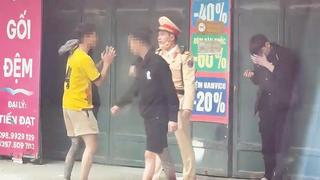 Cán bộ CSGT ngăn chặn kịp thời hành vi côn đồ trên phố