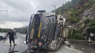 Xe tải bị lật trên đèo Cù Hin gây ách tắc kéo dài