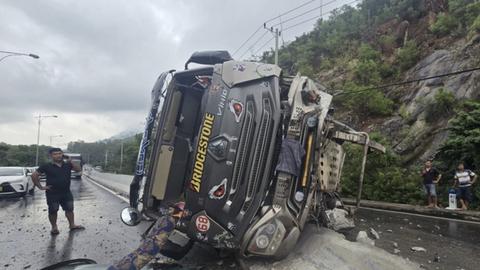 Xe tải bị lật trên đèo Cù Hin gây ách tắc kéo dài