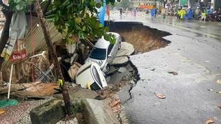  Đà Nẵng: Mặt đường bị sụt lún "nuốt” 2 ô tô