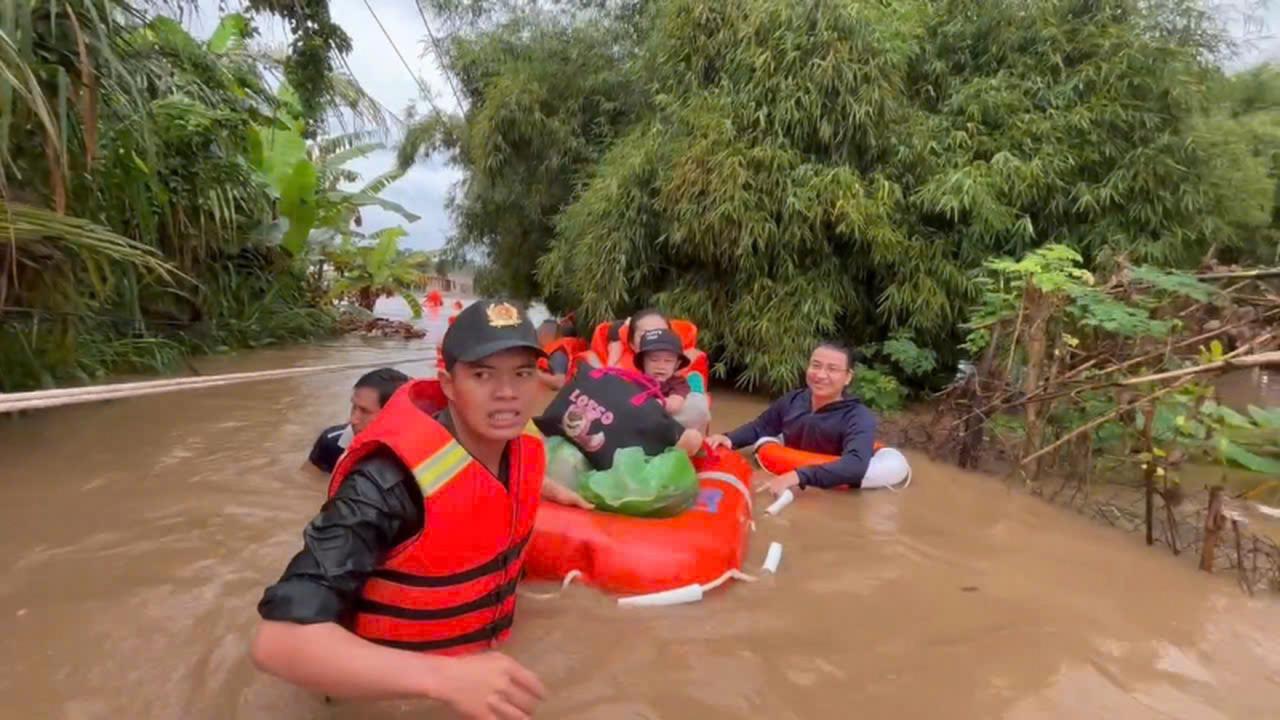 Công an Lâm Đồng xuyên đêm ngược dòng lũ dữ cứu dân