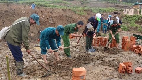 Quảng Ngãi huy động cán bộ giúp dân vùng sạt lở dựng nhà mới