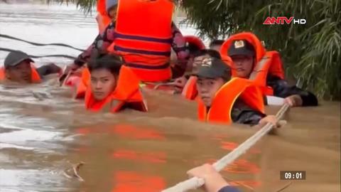 Cảnh sát Cơ động tiếp tế thực phẩm cho các gia đình bị cô lập ở Lâm Đồng