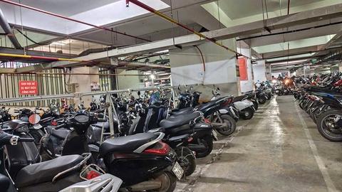 Tranh luận xung quanh việc để xe điện tại hầm chung cư