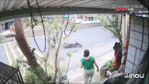 Chiến sĩ cảnh sát lao vào mũi xe container cứu học sinh