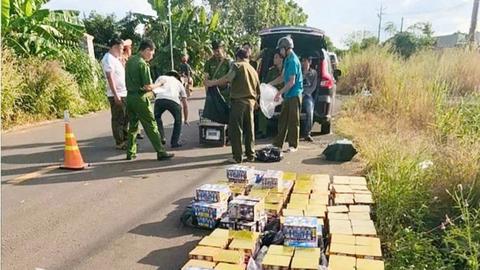 Truy đuổi 60km bắt giữ ô tô vận chuyển pháo lậu
