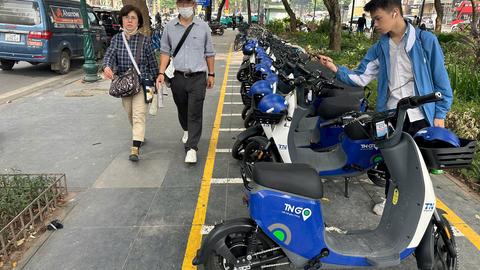 Người dân Thủ đô hào hứng trải nghiệm xe đạp điện công cộng
