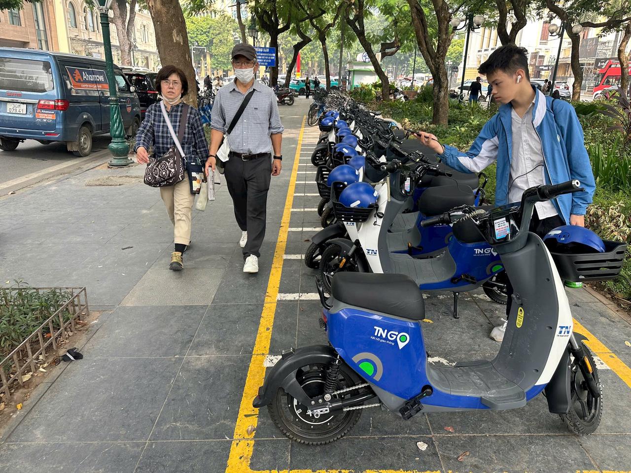 Người dân Thủ đô hào hứng trải nghiệm xe đạp điện công cộng