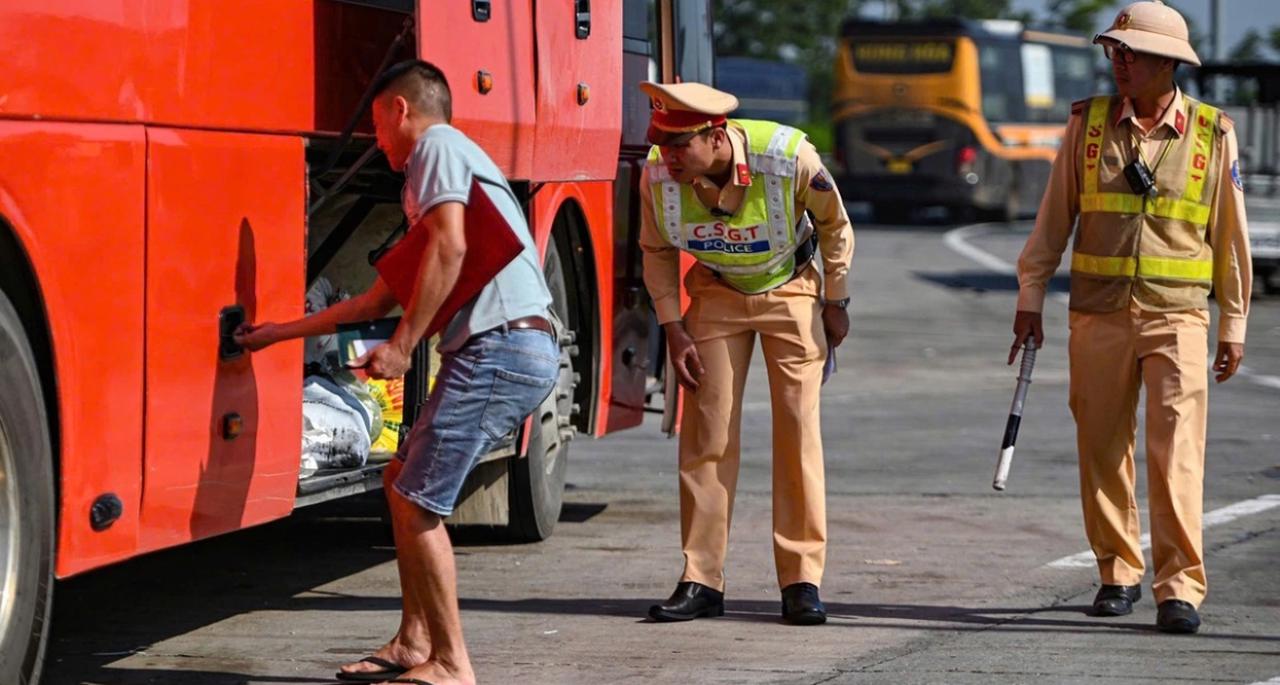 Thực hiện kiểm tra, xử lý vi phạm xe khách trên các tuyến cao tốc Thực hiện kiểm tra, xử lý vi phạm xe khách trên các tuyến cao tốc