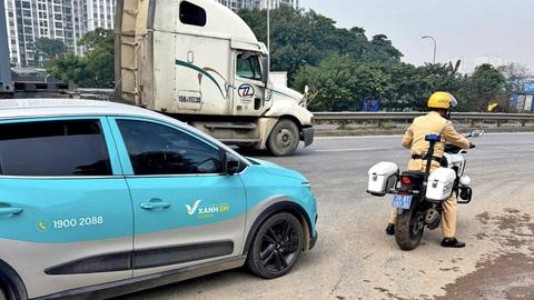 CSGT Hà Nội mở đường, hỗ trợ xe chở sản phụ đến bệnh viện an toàn