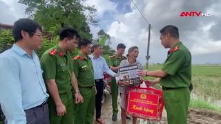 Trao tặng quà cho người dân vùng lũ