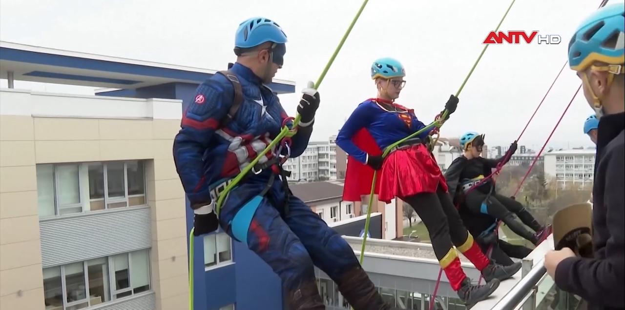 “Siêu anh hùng” mang niềm vui đến bệnh nhi