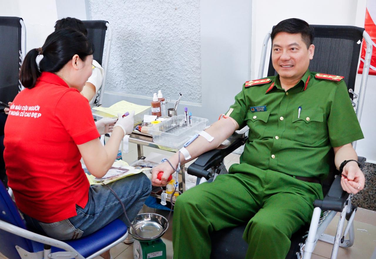 Cán bộ, chiến sĩ Công an tỉnh Lào Cai hiến máu nhân đạo Cán bộ, chiến sĩ Công an tỉnh Lào Cai hiến máu nhân đạo