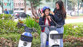 Người dân trải nghiệm xe máy điện công cộng