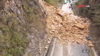 Sạt lở đất đá đèo Thung Khe, QL6, 3 người bị vùi lấp