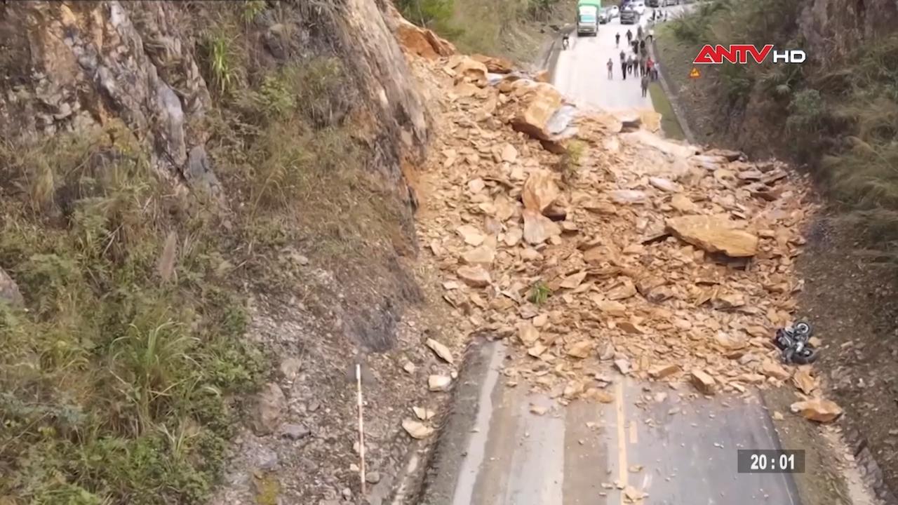 Sạt lở đất đá đèo Thung Khe, QL6, 3 người bị vùi lấp Sạt lở đất đá đèo Thung Khe, QL6, 3 người bị vùi lấp