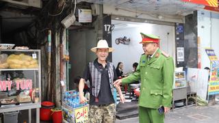 CÔNG AN PHƯỜNG CỬA NAM TUYÊN TRUYỀN HƯỚNG DẪN NGƯỜI DÂN SẮP HÀNG HÓA, PHƯƠNG TIỆN GIAO THÔNG ĐẢM BẢO MỸ QUAN ĐÔ THỊ