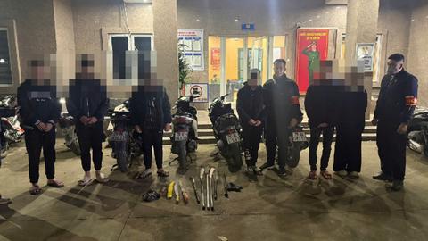 Kiểm tra nhóm đối tượng, Cảnh sát 141 thu giữ nhiều vũ khí