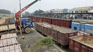 Ngành đường sắt vận chuyển miễn phí 1 triệu viên gạch xây dựng nhà ở tại miền Trung