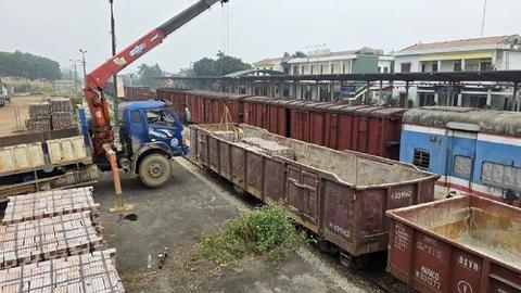 Ngành đường sắt vận chuyển miễn phí 1 triệu viên gạch xây dựng nhà ở tại miền Trung