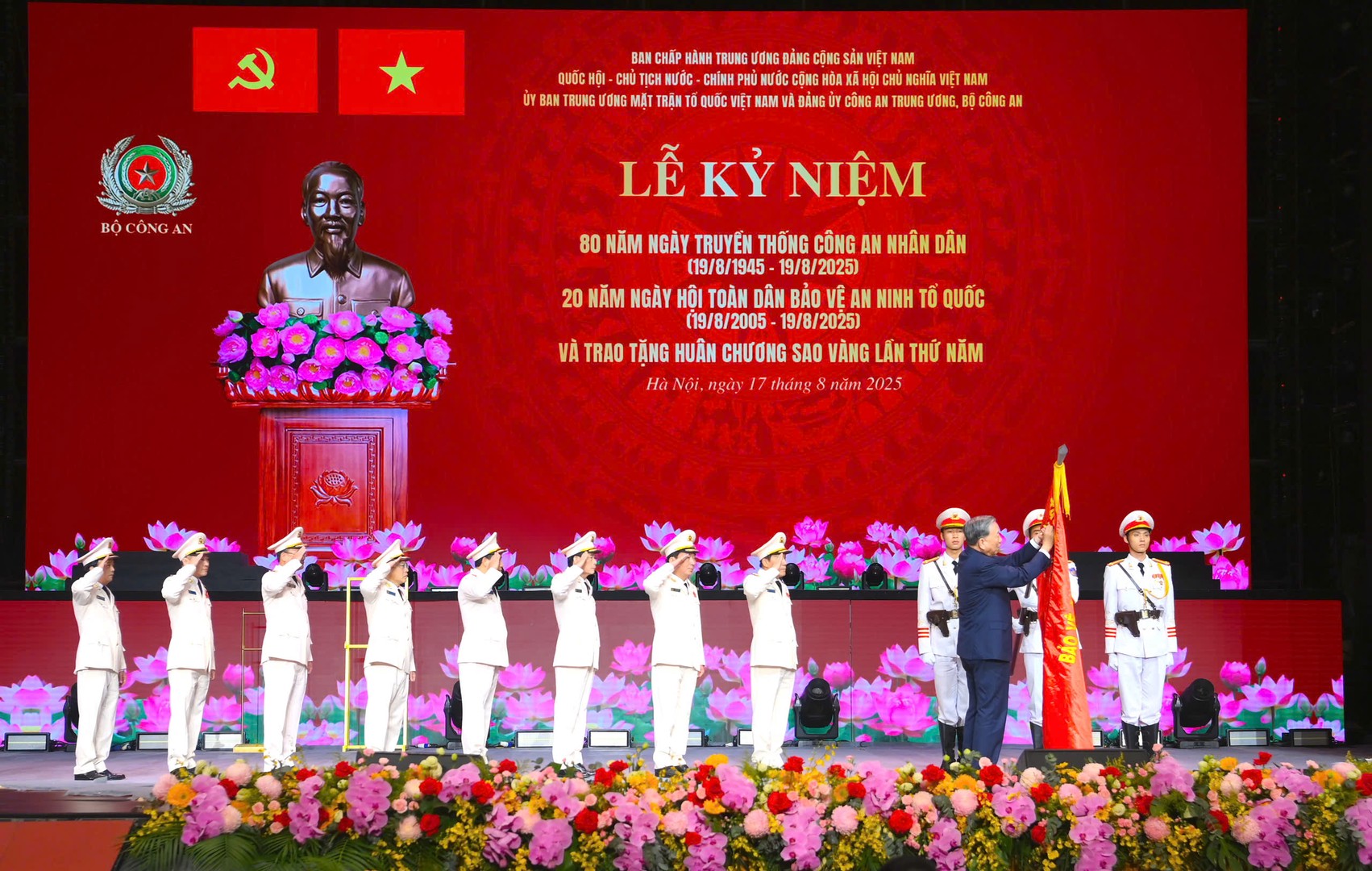 Tổng Bí thư Tô Lâm gắn Huân chương Sao Vàng lần thứ năm tặng lực lượng CAND tại Lễ kỷ niệm 80 năm Ngày truyền thống CAND, 20 năm Ngày hội toàn dân bảo vệ an ninh Tổ quốc.