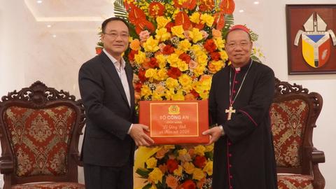 Thứ trưởng Phạm Thế Tùng chúc mừng các chức sắc, tín đồ Công giáo và Tin lành nhân Lễ Giáng sinh