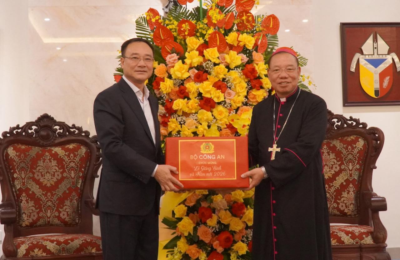 Thứ trưởng Phạm Thế Tùng chúc mừng các chức sắc, tín đồ Công giáo và Tin lành nhân Lễ Giáng sinh Thứ trưởng Phạm Thế Tùng chúc mừng các chức sắc, tín đồ Công giáo và Tin lành nhân Lễ Giáng sinh