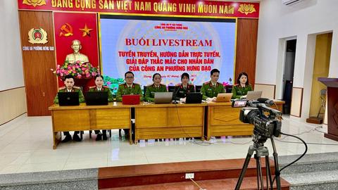 Khi công an cơ sở lên sóng livestream hỗ trợ người dân