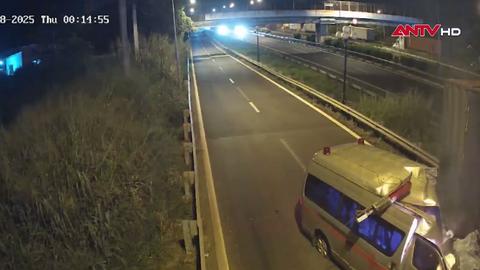 Xe cứu thương va chạm xe đầu kéo khiến 3 người tử vong