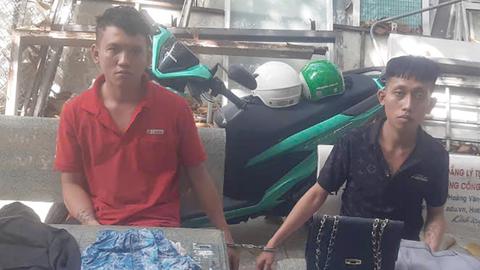 2 đối tượng dùng dao uy hiếp cướp phụ nữ đi đường