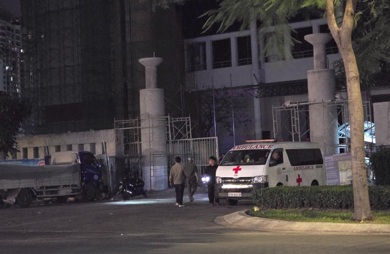 Sập giàn giáo tại Nhà thi đấu Phú Thọ khiến 1 người chết Sập giàn giáo tại Nhà thi đấu Phú Thọ khiến 1 người chết