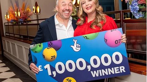Cặp vợ chồng may mắn nhất nước Anh khi hai lần trúng giải độc đắc