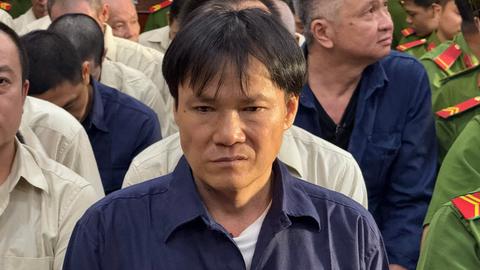 Vụ buôn lậu 1,7 triệu lít xăng dầu: Đề nghị mức án với các bị cáo