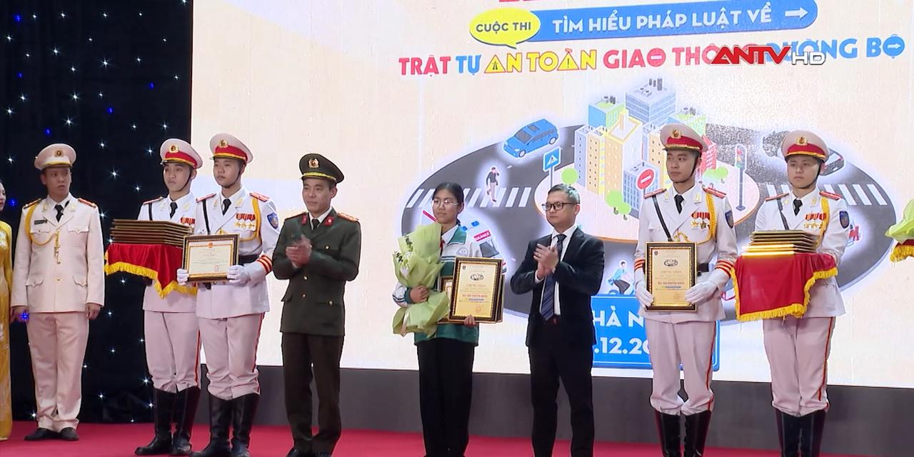 Trao giải cuộc thi tìm hiểu pháp luật về trật tự, an toàn giao thông đường bộ