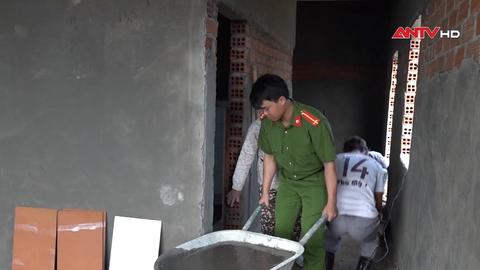 Công an tỉnh Hưng Yên chia sẻ khó khăn với bà con vùng lũ