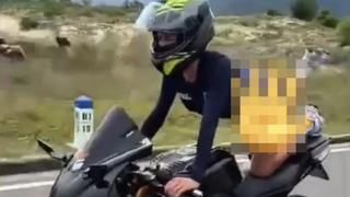 Xem xét xử lý 1 phụ nữ người Nga nằm trên yên lái mô tô phân khối lớn