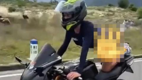 Xem xét xử lý 1 phụ nữ người Nga nằm trên yên lái mô tô phân khối lớn